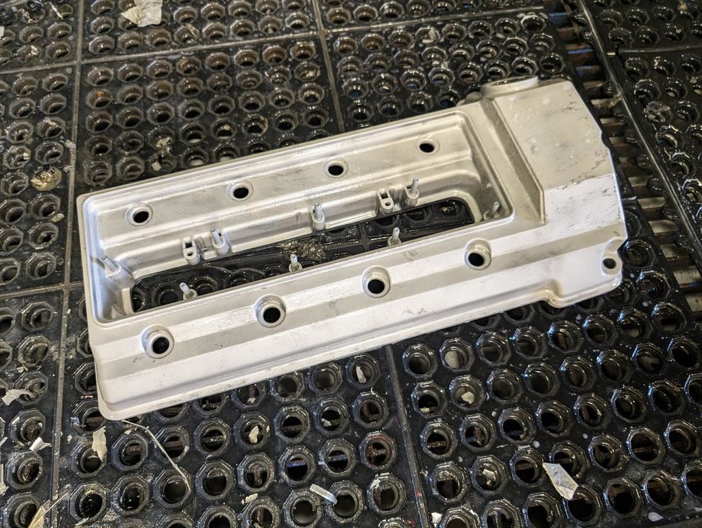 BMW E38 valve cover detail